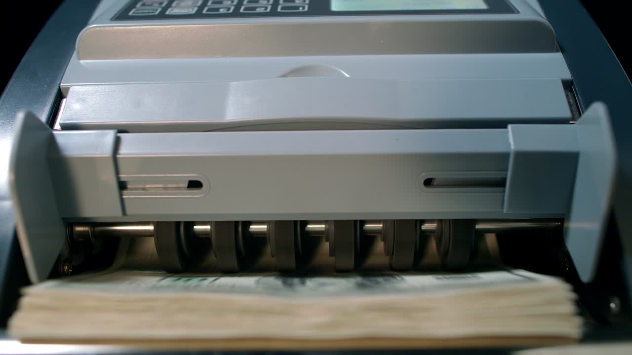 돈을 계산하는 기계. 현금 돈 작업. 우리에게 달러 지폐를 계산