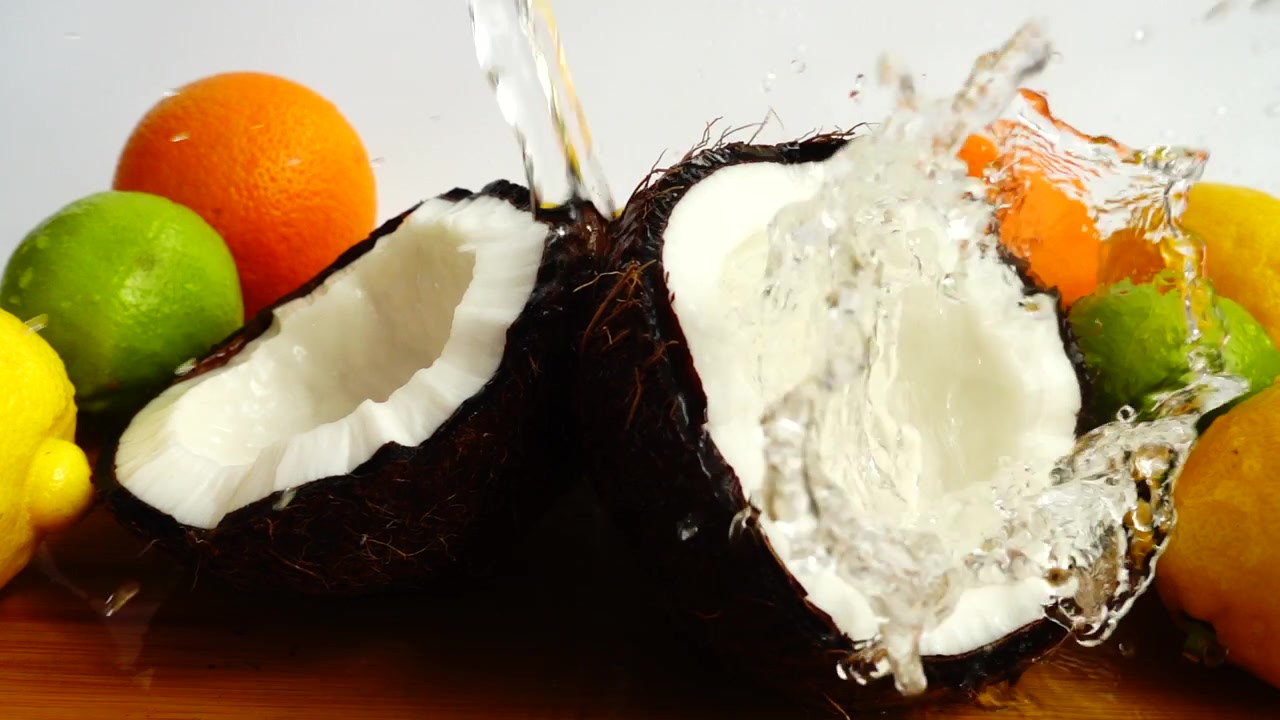 Polpa di cocco succosa tra frutti tropicali. Movimento rallentato.