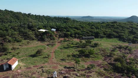 Toma-Aérea-De-Drones-Hacia-Atrás-De-Casas-En-La-Cima-Del-Cerro-Yaguaron,-Que-Es-Un-Montículo-Ubicado-En-Paraguay,-América-Del-Sur