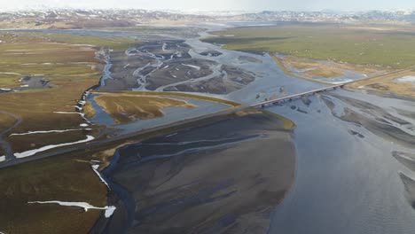 Luftaufnahme-Des-Berühmten-Flusses-Eldvatn-Und-Der-Brücke-In-Der-Malerischen-Landschaft-Islands-An-Einem-Sonnigen-Tag