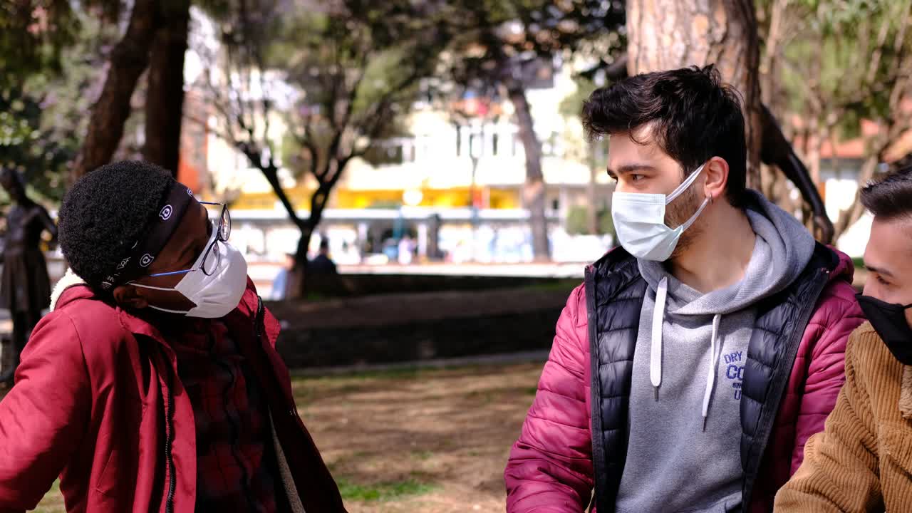 검은색과  ⁇ 색 마스크 남자가 이야기 1