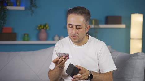 un hombre infeliz viviendo pobre.