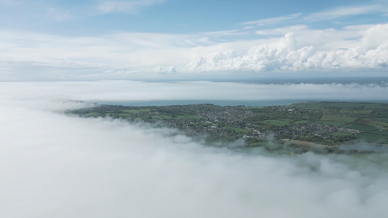 vista de la isla de wight por encima de las nubes