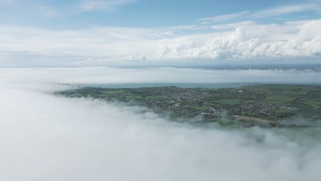 vista de la isla de wight por encima de las nubes