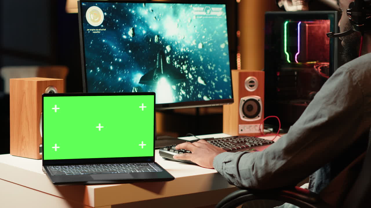 온라인 게임에서 경쟁하는 스트리머 에 고립된 스크린 노트북