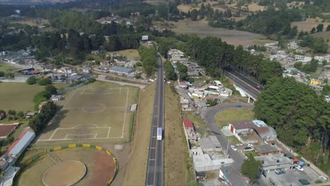 Vista-Aérea-De-Una-Carretera-De-Viaje