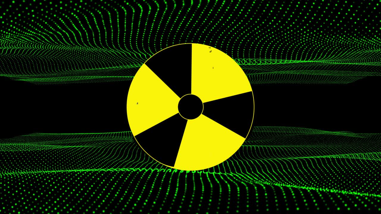 4k 영상에서 검은 바탕에 고립된 삼각형 아이콘의 방사능 영역 경고.