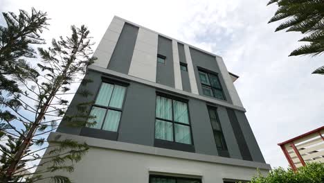 Diseño-Exterior-De-Casa-Moderno-Negro,-Gris,-Blanco,-Sin-Gente