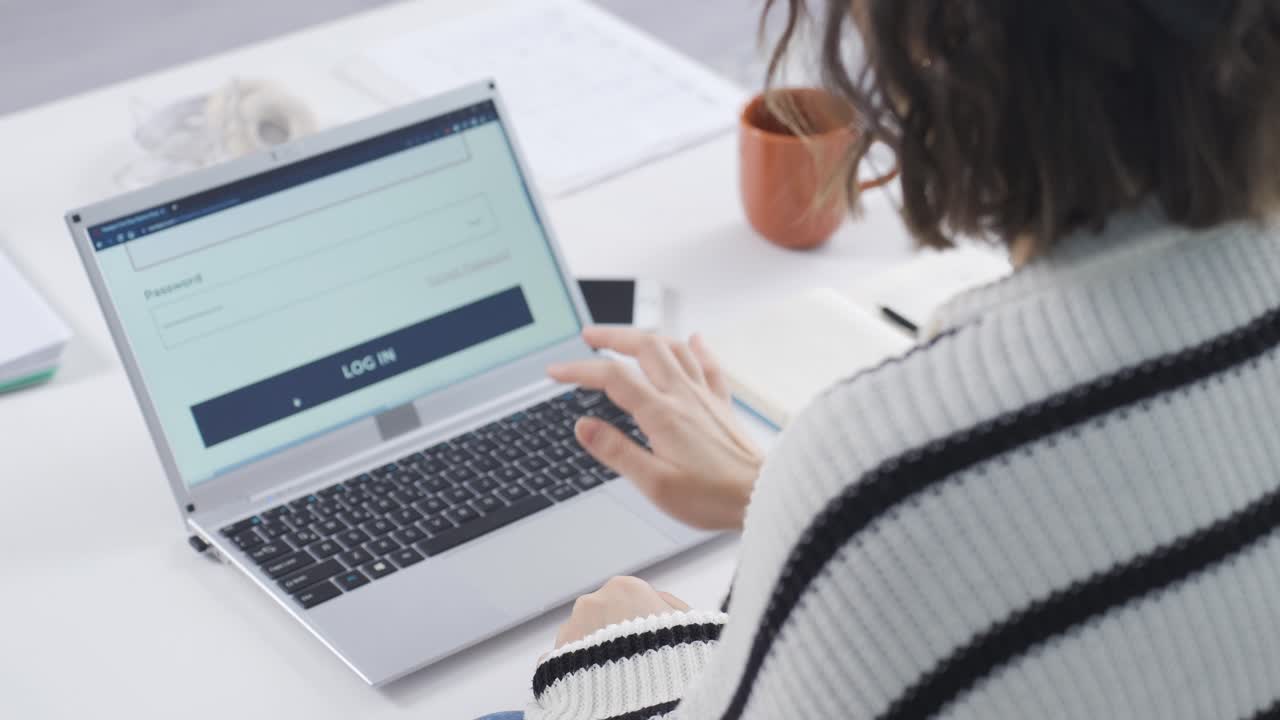 mujer intentando contraseña equivocada una y otra vez en el portátil.