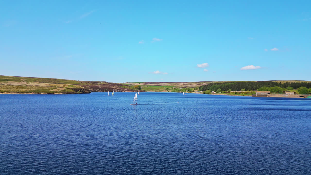 요크셔에 있는 윈스카르 저수지 (winscar reservoir) 라는 멋진 파란 호수는 항해 행사를 위한 완벽한 무대를 제공합니다.