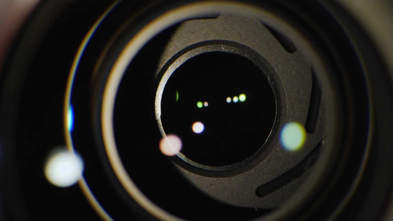 um close-up da lente de uma câmera de vídeo. a fonte de luz ilumina as lentes, em seguida, vai para a escuridão