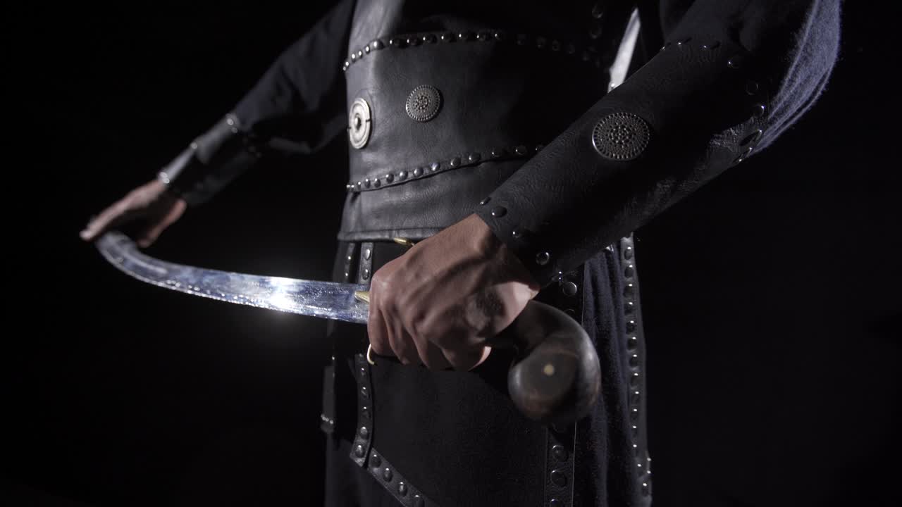 caballero en la edad media. fondo negro.