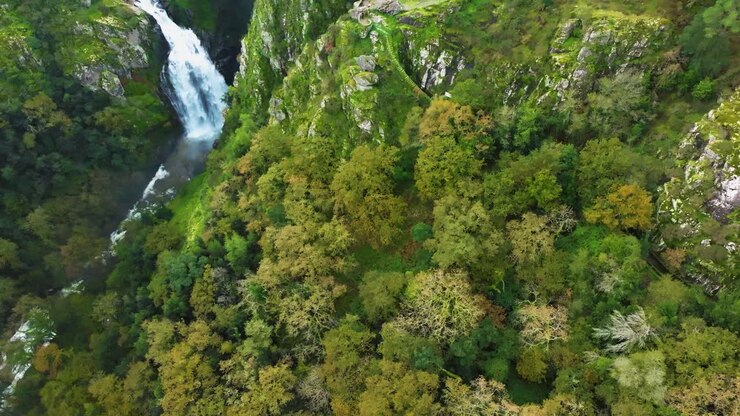 Montagne boscose lussureggianti al Miradoiro Fervenza do Toxa a Silleda, Pontevedra, Spagna