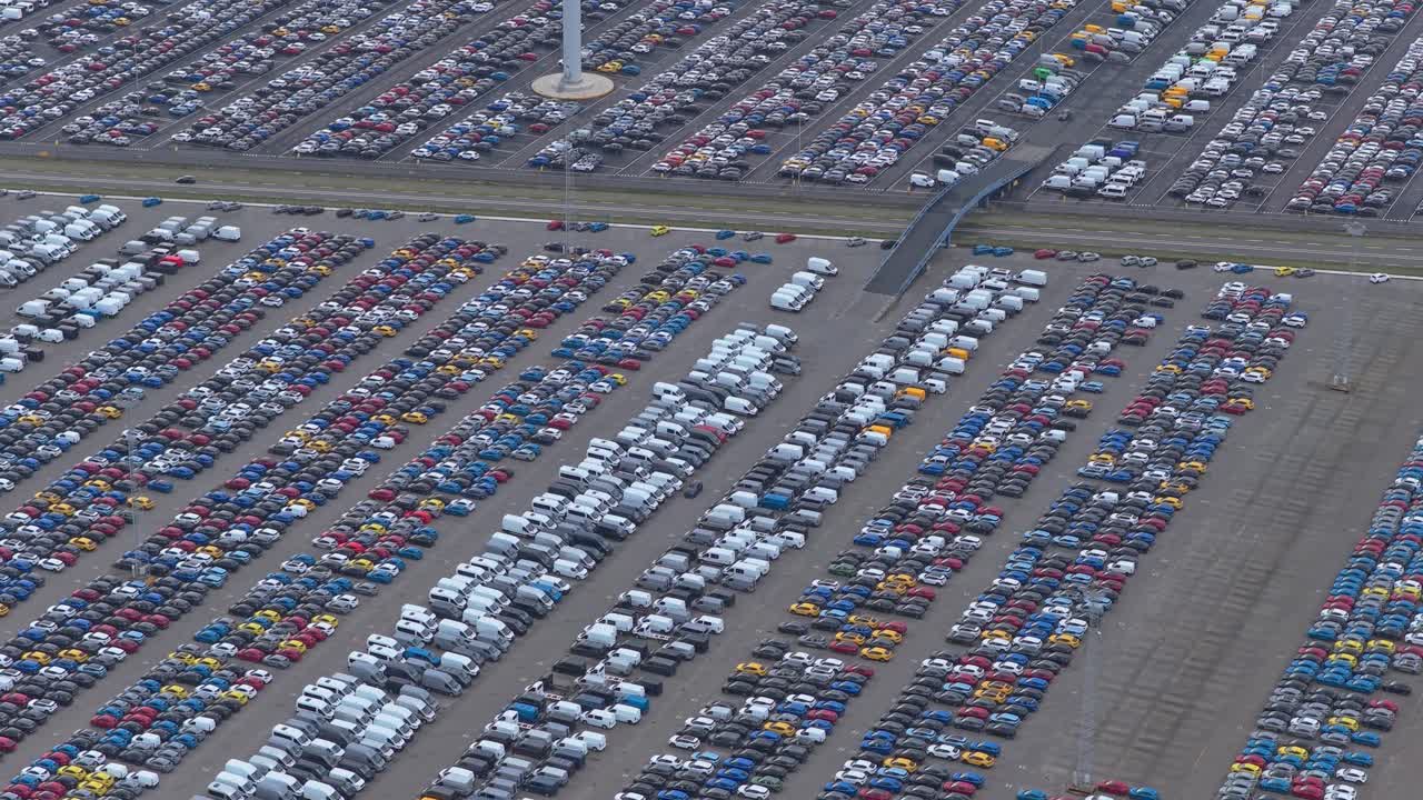 Automóveis estacionados em pátio de distribuição de remessas, vista de cima