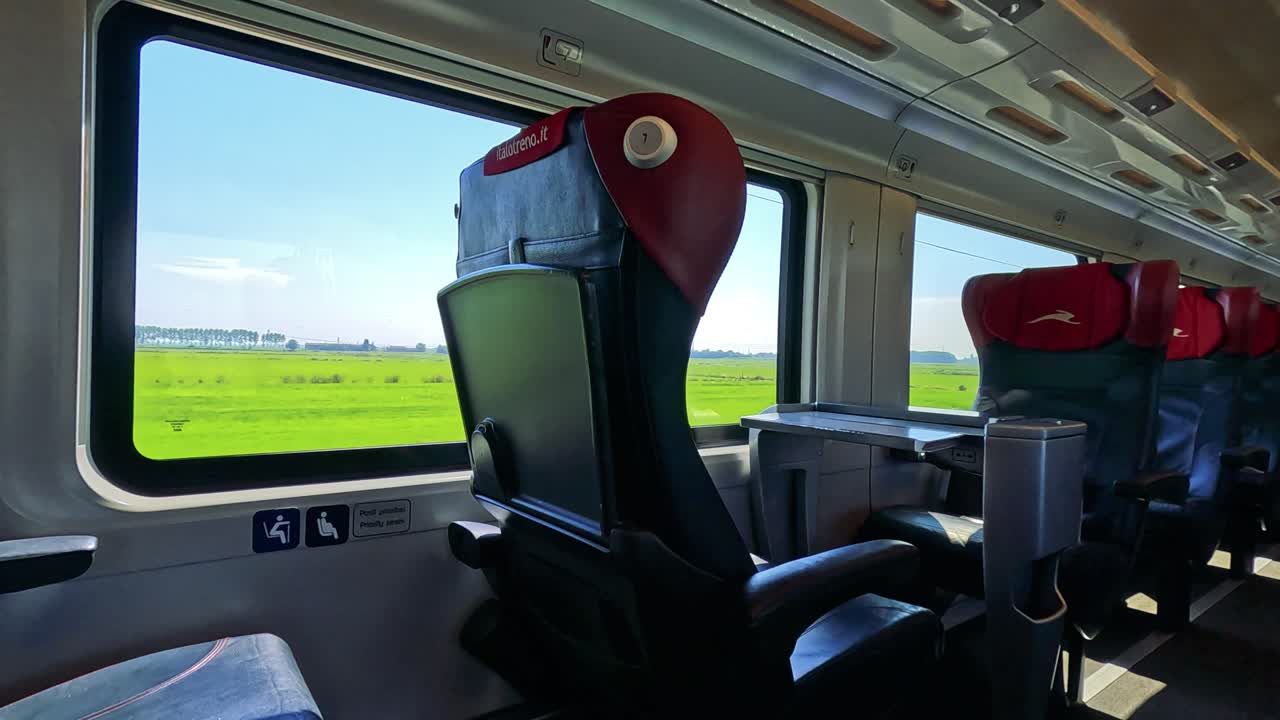 지나가는 초록색 풍경과 함께 열차 내부