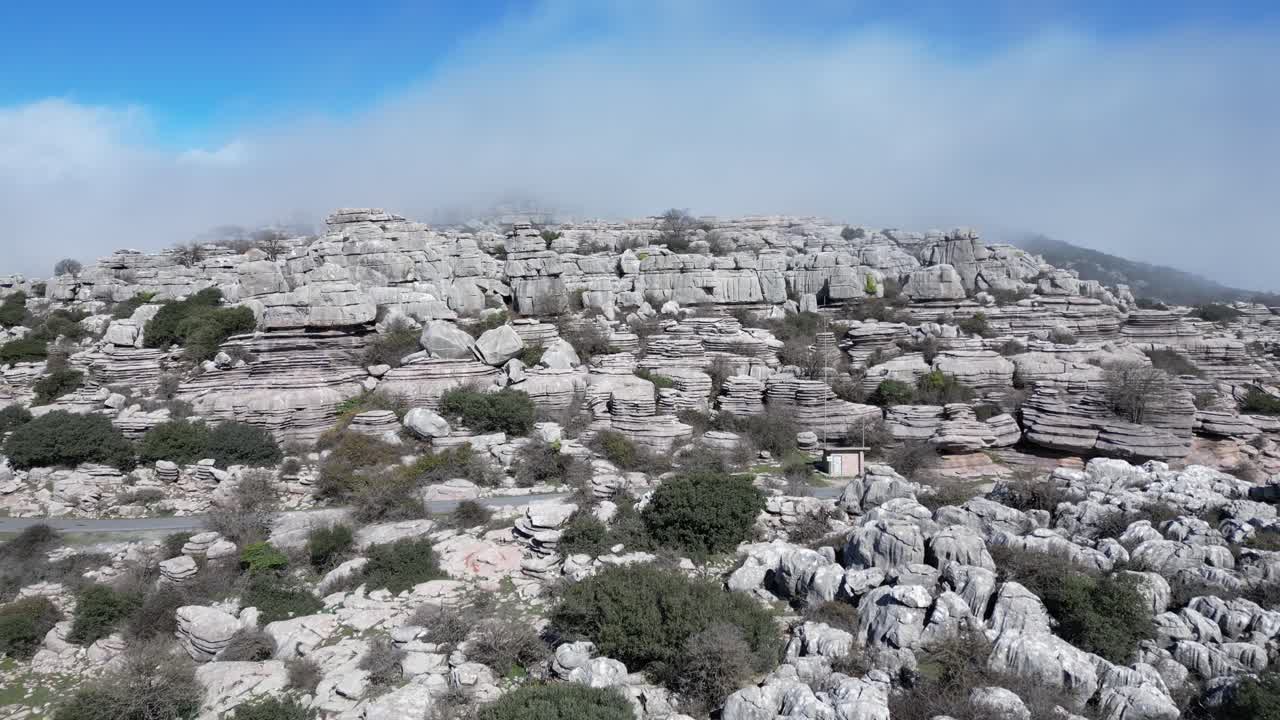 스페인 말라가 지방의 안테케라에 위치한 카르스트 지역인 엘 토르칼의 자연 지역을 드론으로 비행