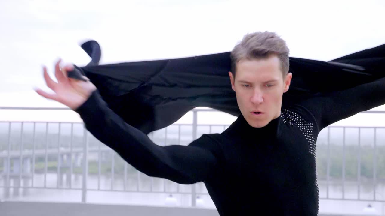 야외에서 춤을 추는 남자