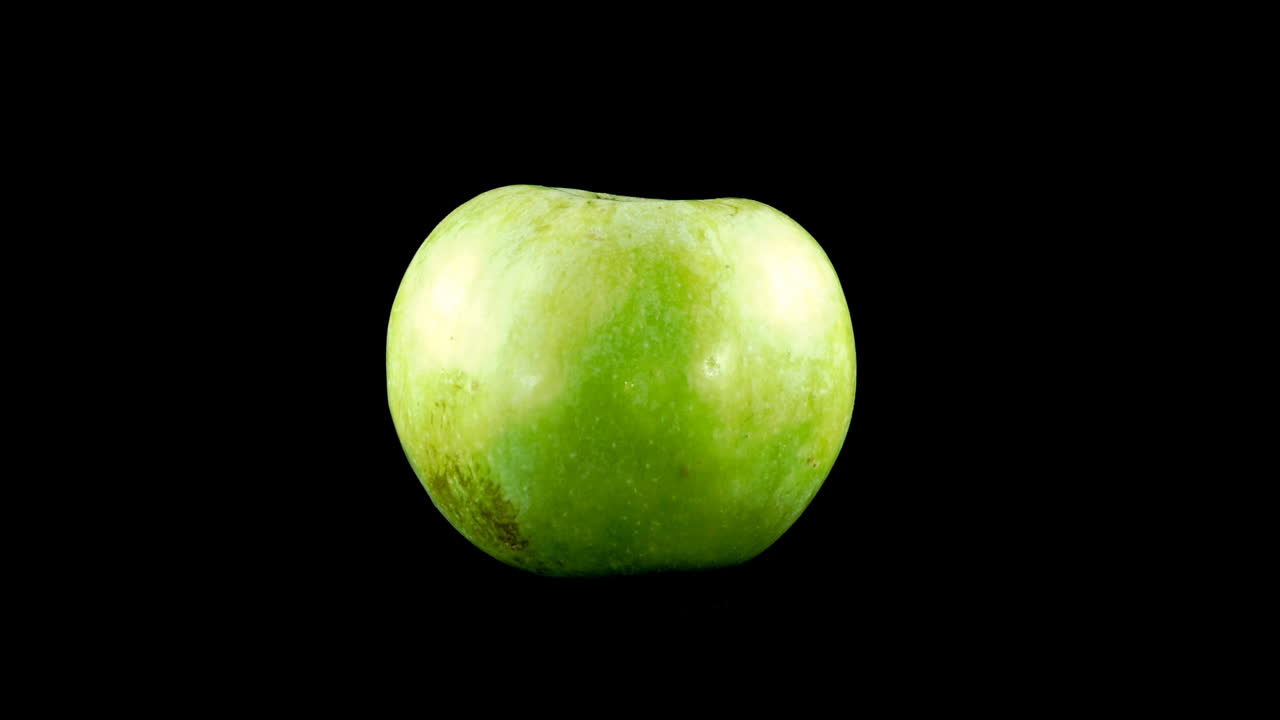 Æble på sort baggrund.