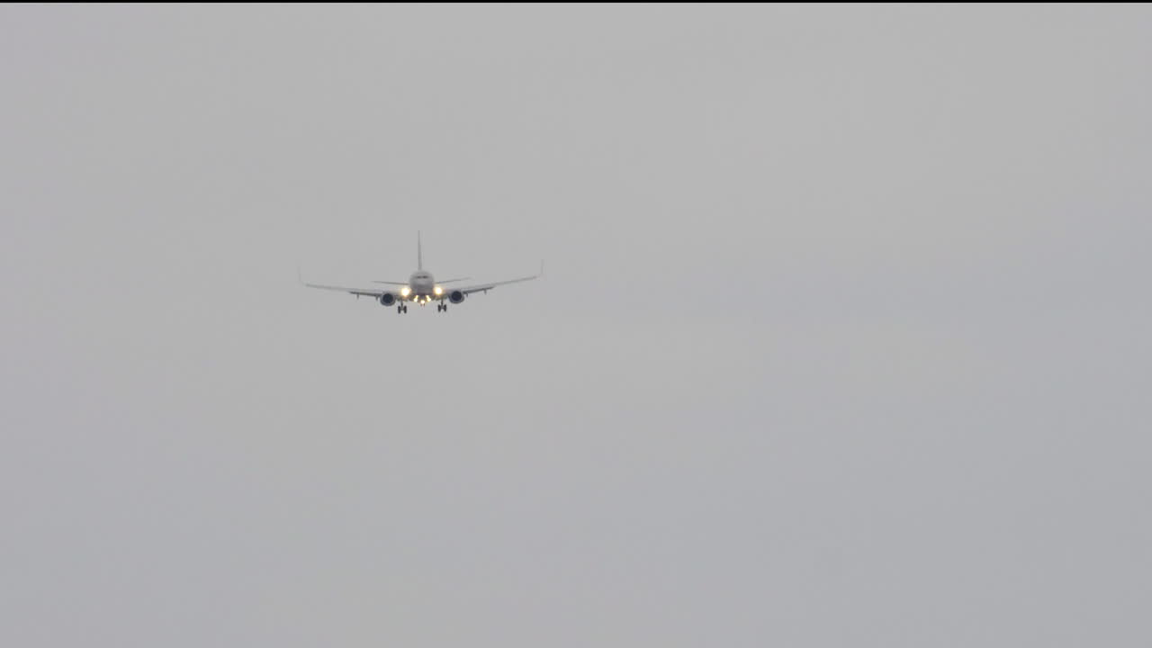 회색 하늘을 날아다니는 제트 비행기