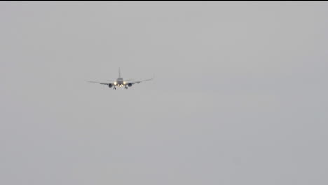 avión a reacción volando a través del cielo gris