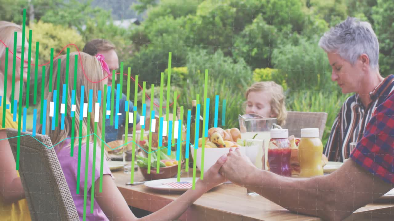 Familie holder hender for bønn, deretter passerer de brød og salat og uttrykker takknemlighet over maten.
