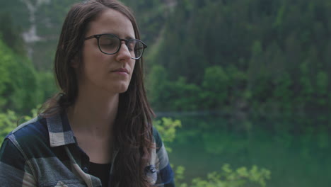 mujer haciendo yoga y meditando inmersa en un bosque verde exuberante