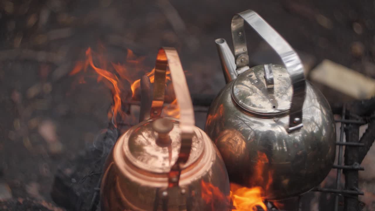 숲의 슬로우 모션 요리 피크닉 하이킹에서 빛나는 금속으로 만든 찻주전자