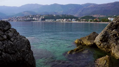 ciudad costera de himara con hermosas playas reflejadas en el agua del mar, costa rocosa
