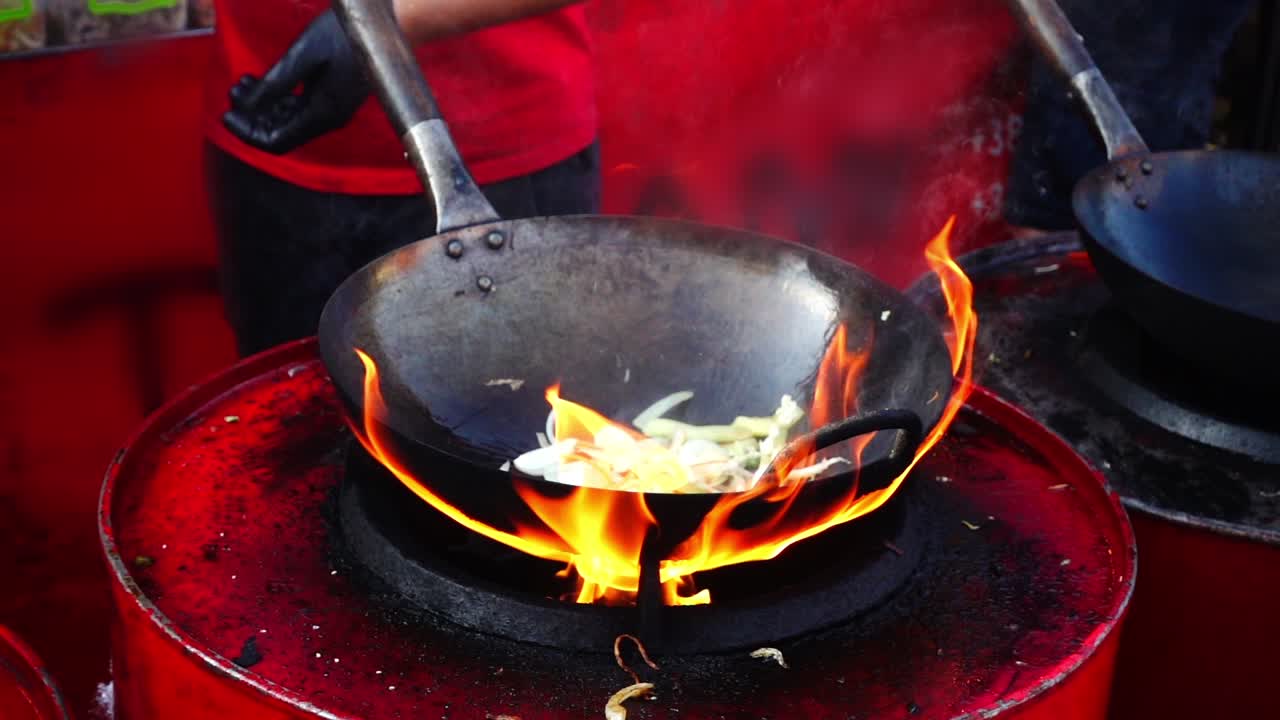 Cucina asiatica. Cottura nel wok. Rallentatore.
