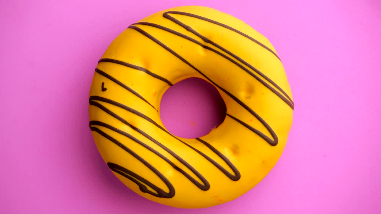 el donut glazado de primer plano.