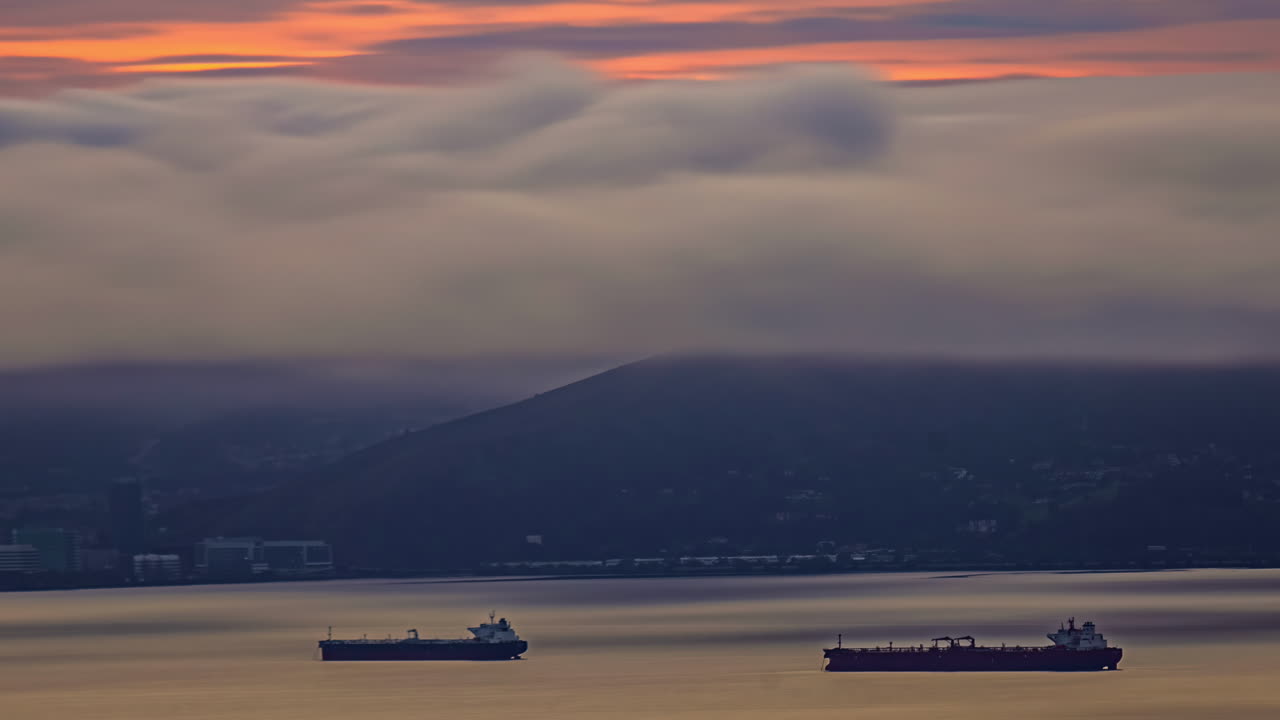 timelapse, anochecer sobre la bahía de san francisco, nubes bajas moviéndose sobre el agua, barcos y colinas, california estados unidos