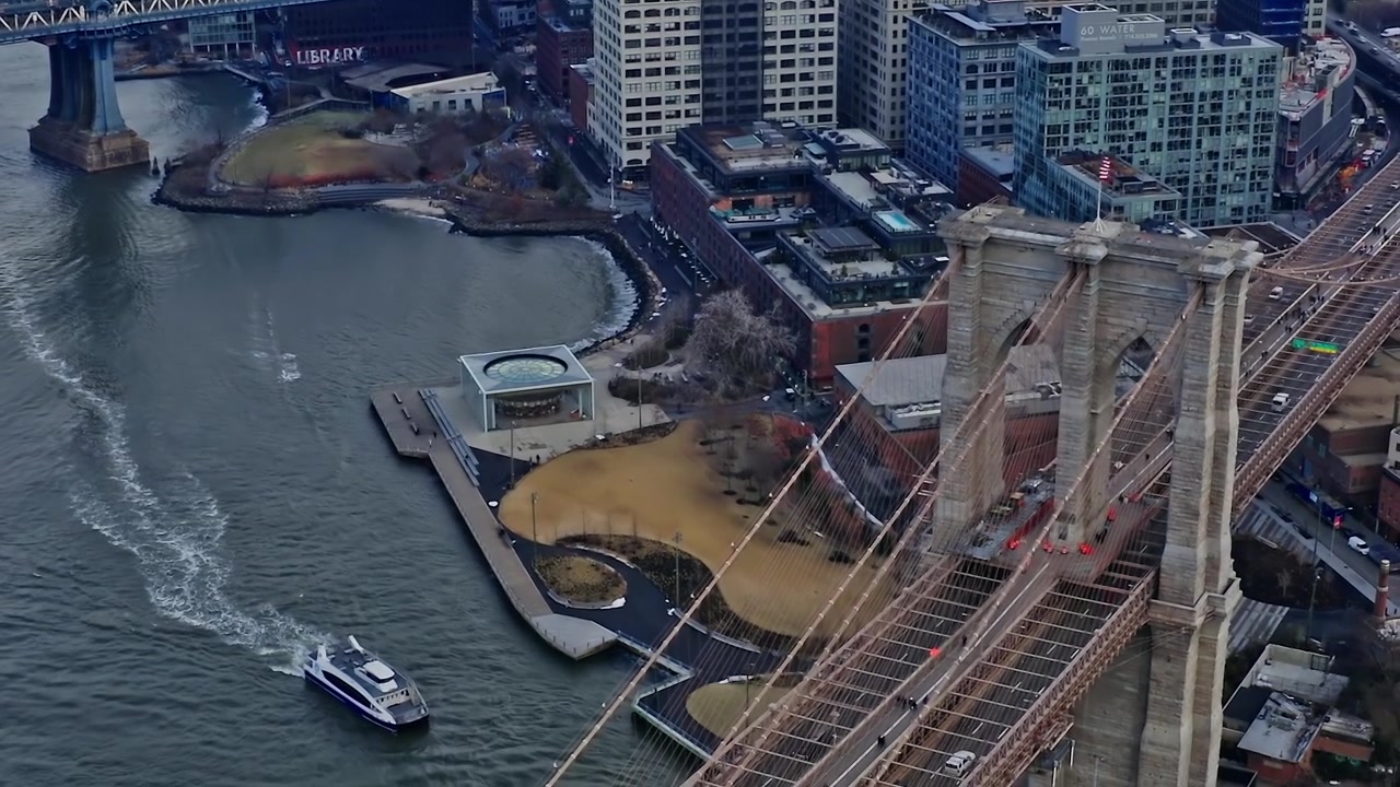 Vista dal Ponte di Brooklyn sul lungomare e gli edifici di New York City.