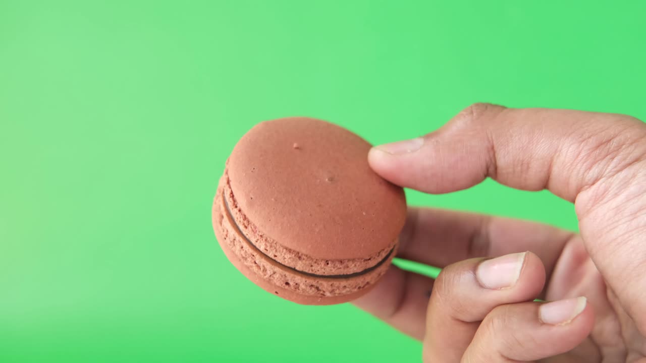 mano con un solo macarrón