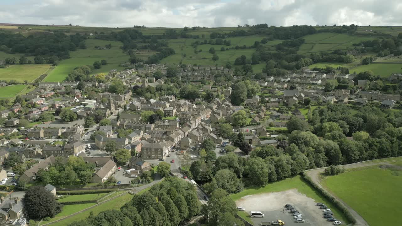 una vista aérea de la ciudad de yorkshire de pateley bridge en una mañana nublada de verano, inglaterra, reino unido