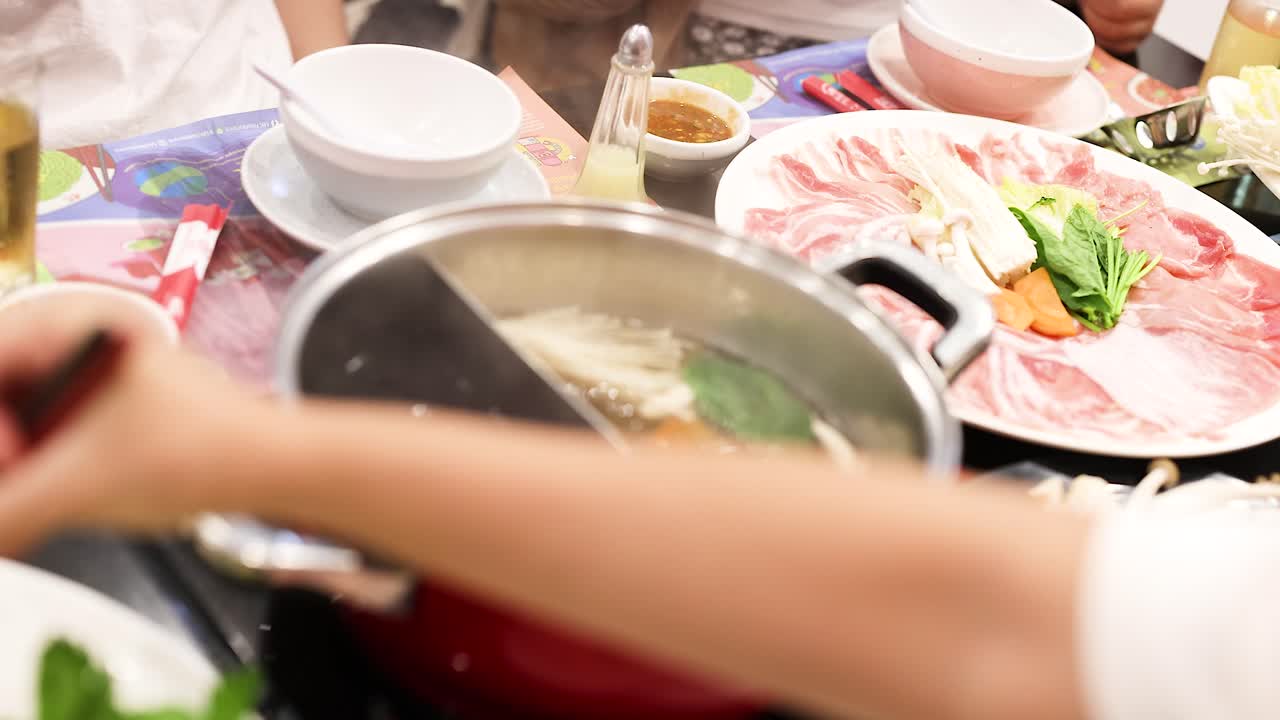 방에서 핫 식사를 요리하고 공유하는 것