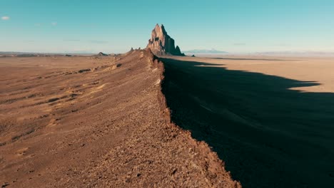 amplias imágenes cinematográficas de drones de ship rock, nuevo méxico