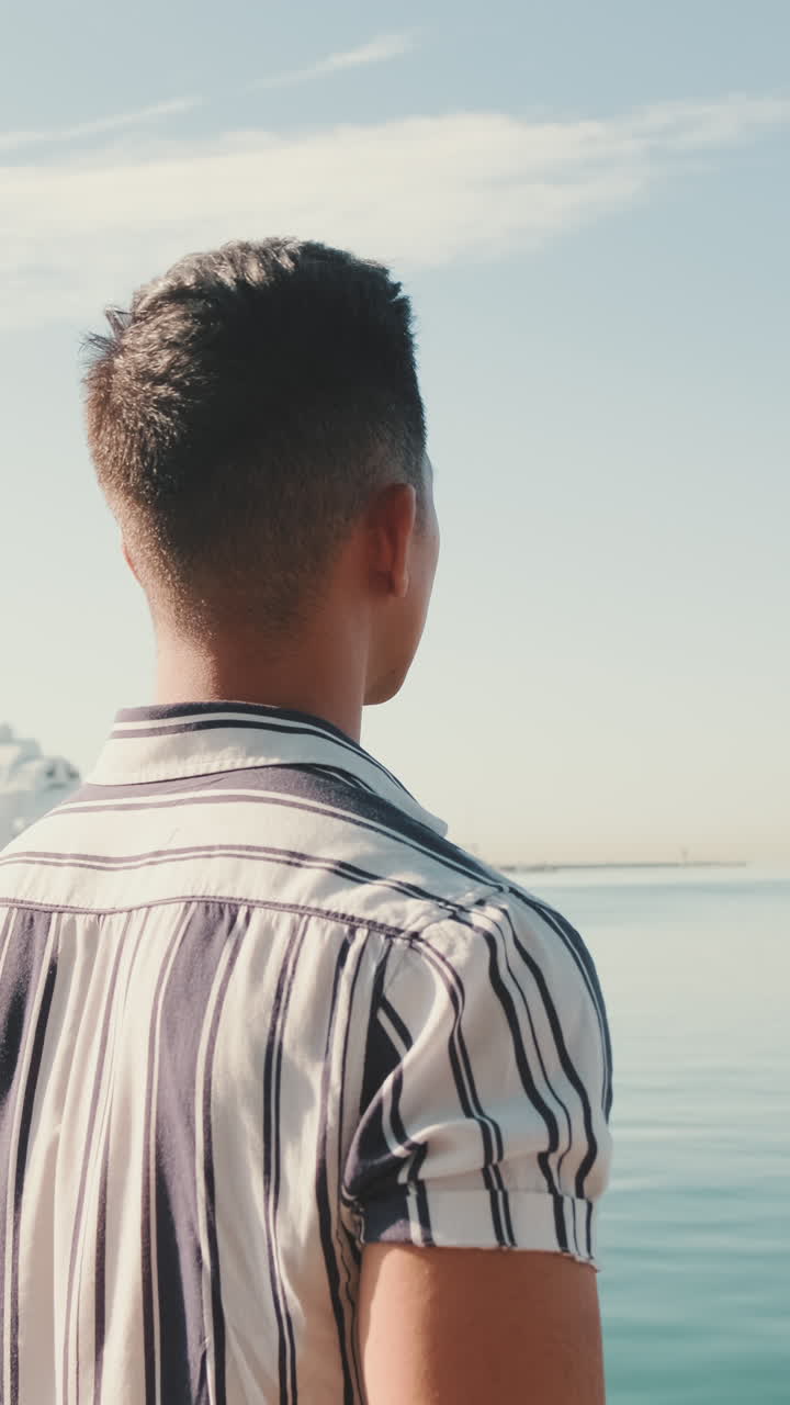 바다를 바라보는 남자