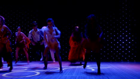 actuación moderna con héroes inusuales, bailes y canciones en el teatro