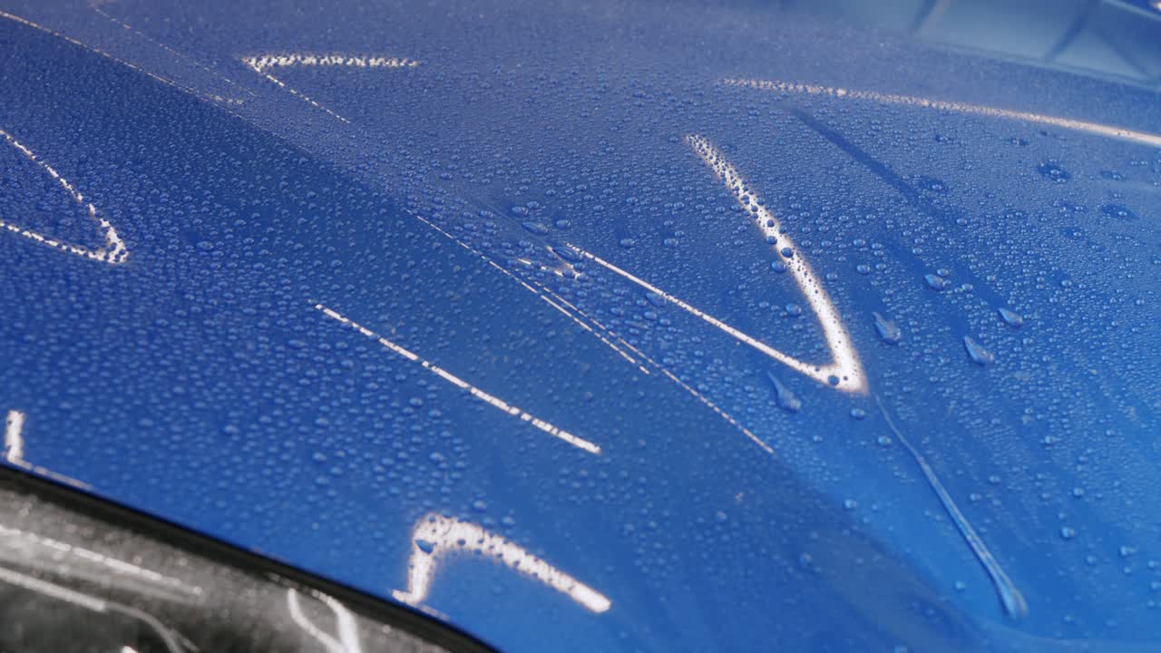 자동차 마스크의 소수성 효과 테스트 영상 클로즈업