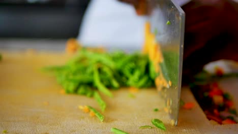 un chef afroamericano cortando verduras con un cuchillo, tiro estático