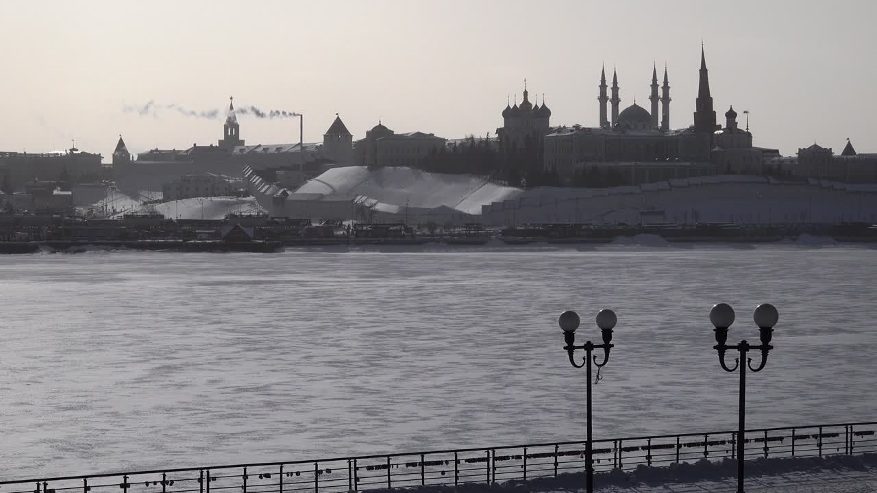kazan kremlin. vista del otro lado del río congelado de invierno kazanka. mezquita kul sharif