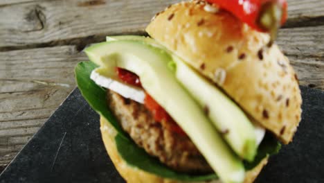 hamburguesa en un tablero de pizarra