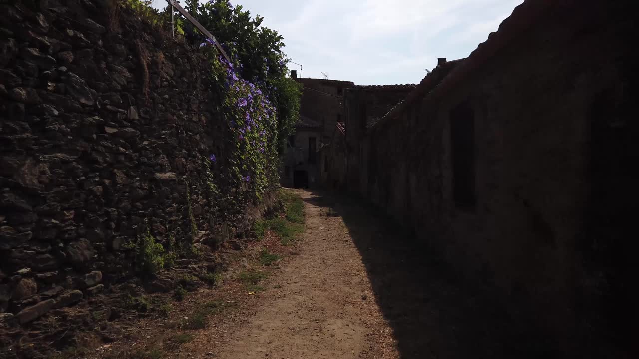 caminando por una pequeña calle de piedra en un hermoso pueblo antiguo