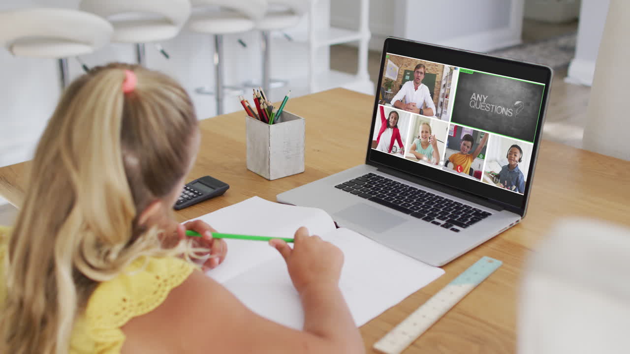 chica caucásica haciendo la tarea mientras tiene una videoconferencia en una computadora portátil en casa