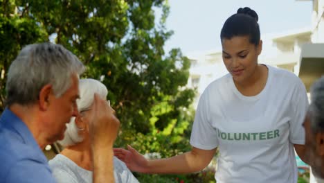 voluntario feliz interactuando con personas mayores 4k