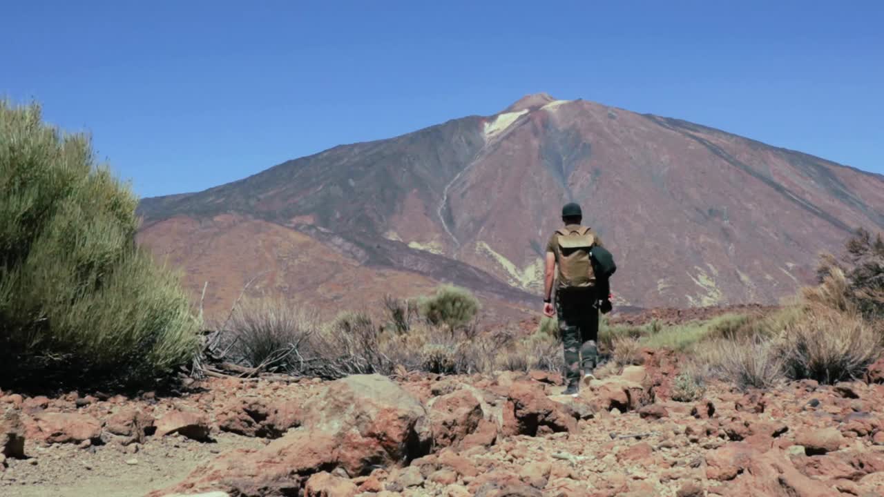 joven caminando con mochila en tenerife parque nacional del volcán teide 60fps