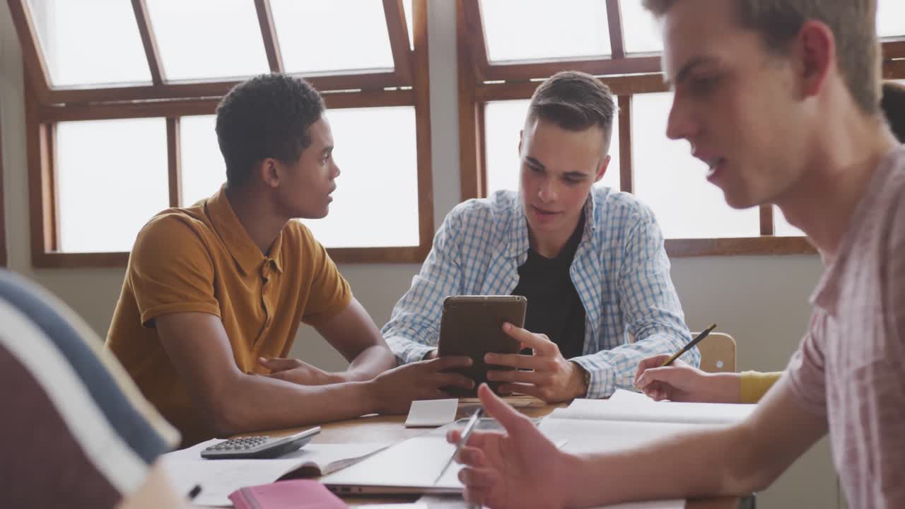 estudiantes que trabajan juntos en una clase de secundaria