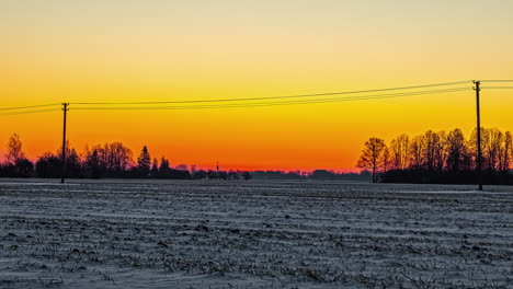 Sonne-Geht-über-Schneebedeckter-Isolierter-Landschaft-Auf