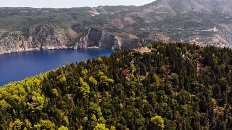 Museo-Del-Castillo-De-Assos-En-Medio-Del-Bosque-Verde-Y-El-Escarpado-Acantilado-De-La-Isla-De-Cefalonia,-Grecia