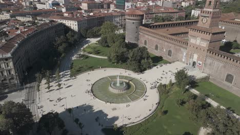 vistas mágicas de drones del histórico castello sforzesco de milán.